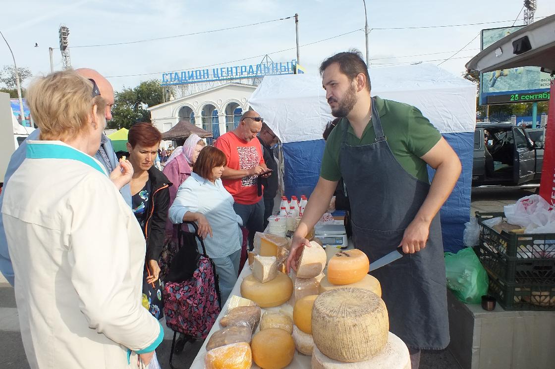 Ярмарка у Центрального стадиона радует астраханцев ценами
