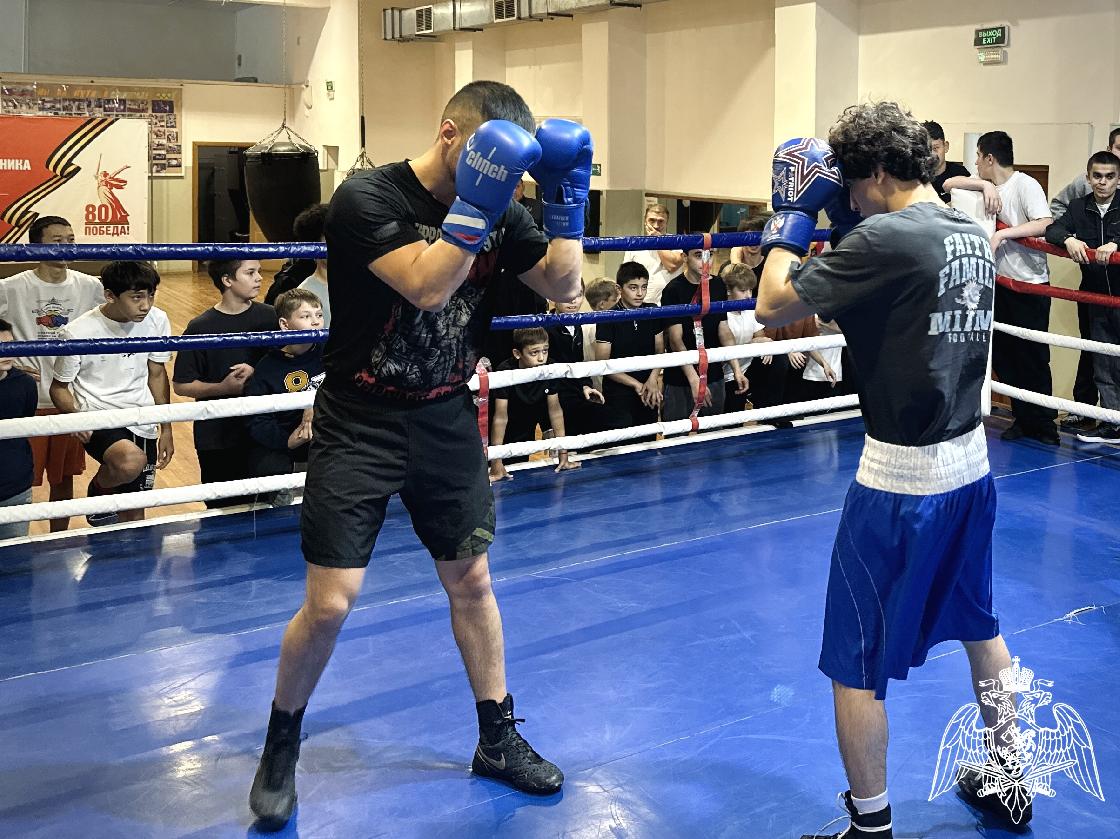 Астраханские участники СВО провели мастер-класс по боксу для юных спортсменов