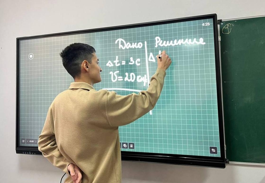 В астраханских школах в помощь педагогам внедряют цифровые технологии