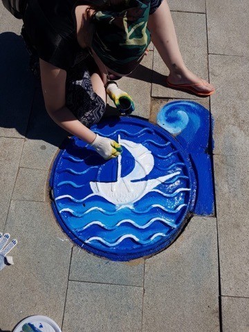 В Астрахани канализационные люки разрисовывают художники