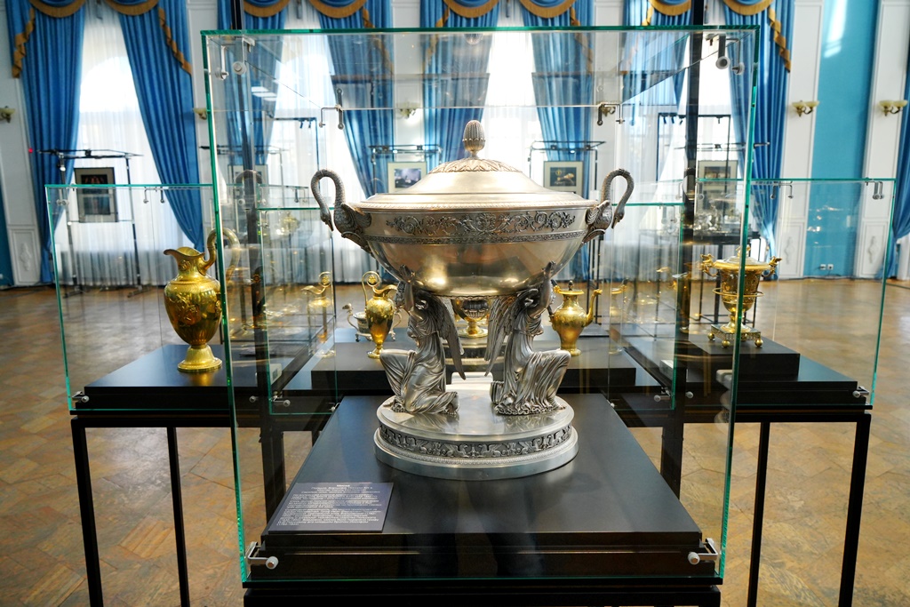 На выставке серебряных шедевров в астраханском музее представлена чаша из коллекции главноуправляющего Астраханской губернией Паскевича