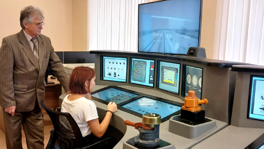 Железнодорожники познакомили астраханских подростков с профессией машиниста