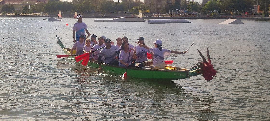 Почти 400 астраханцев взялись за весла