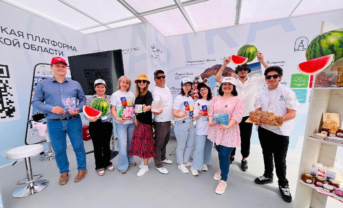 На форуме в Москве астраханцы угощают икрой африканского сома и арбузным вареньем