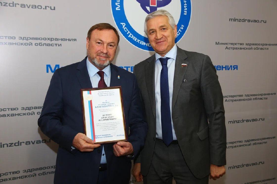 Леонид Огуль вручил благодарственные письма от комитета по охране здоровья Госдумы РФ астраханским медикам, вернувшимся с Донбасса