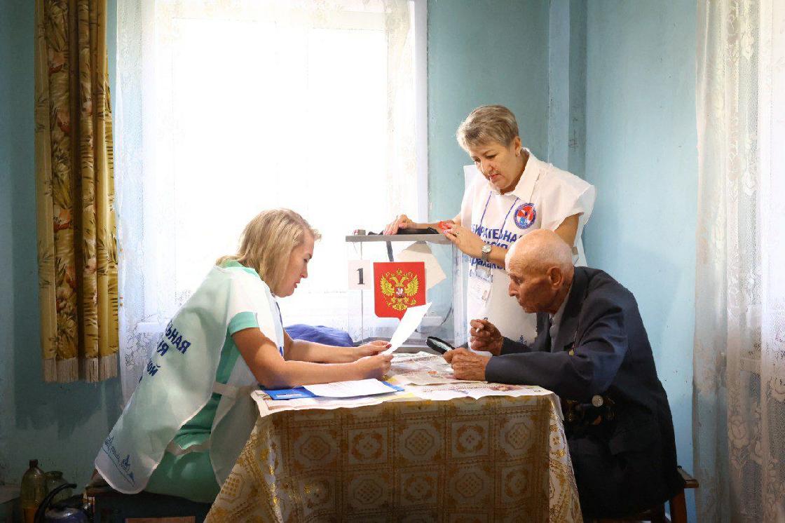 Астраханец — ветеран Великой Отечественной войны проголосовал за губернатора