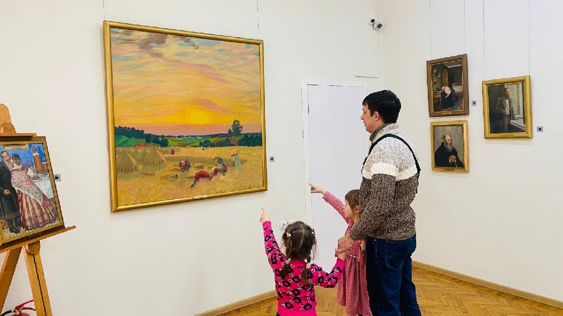 Астраханским семьям предлагают бесплатно посетить картинную галерею