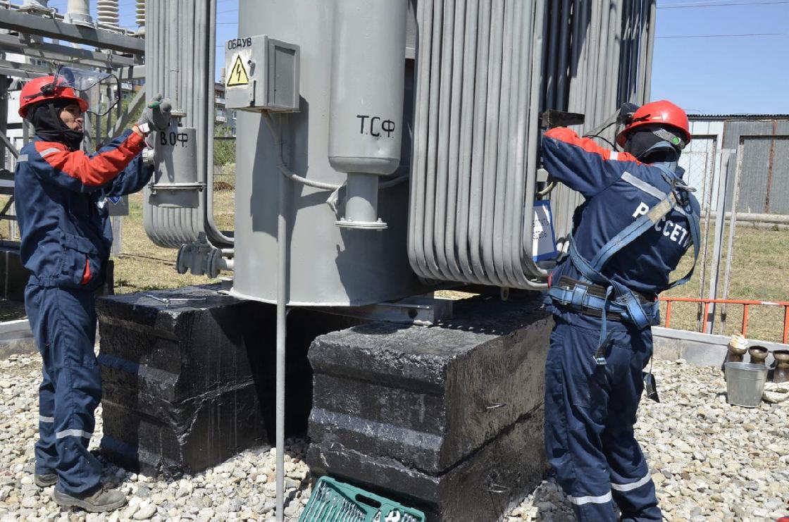 В Астраханской области «Россети Юг» заменили и усилили более 640 опор ЛЭП с начала года