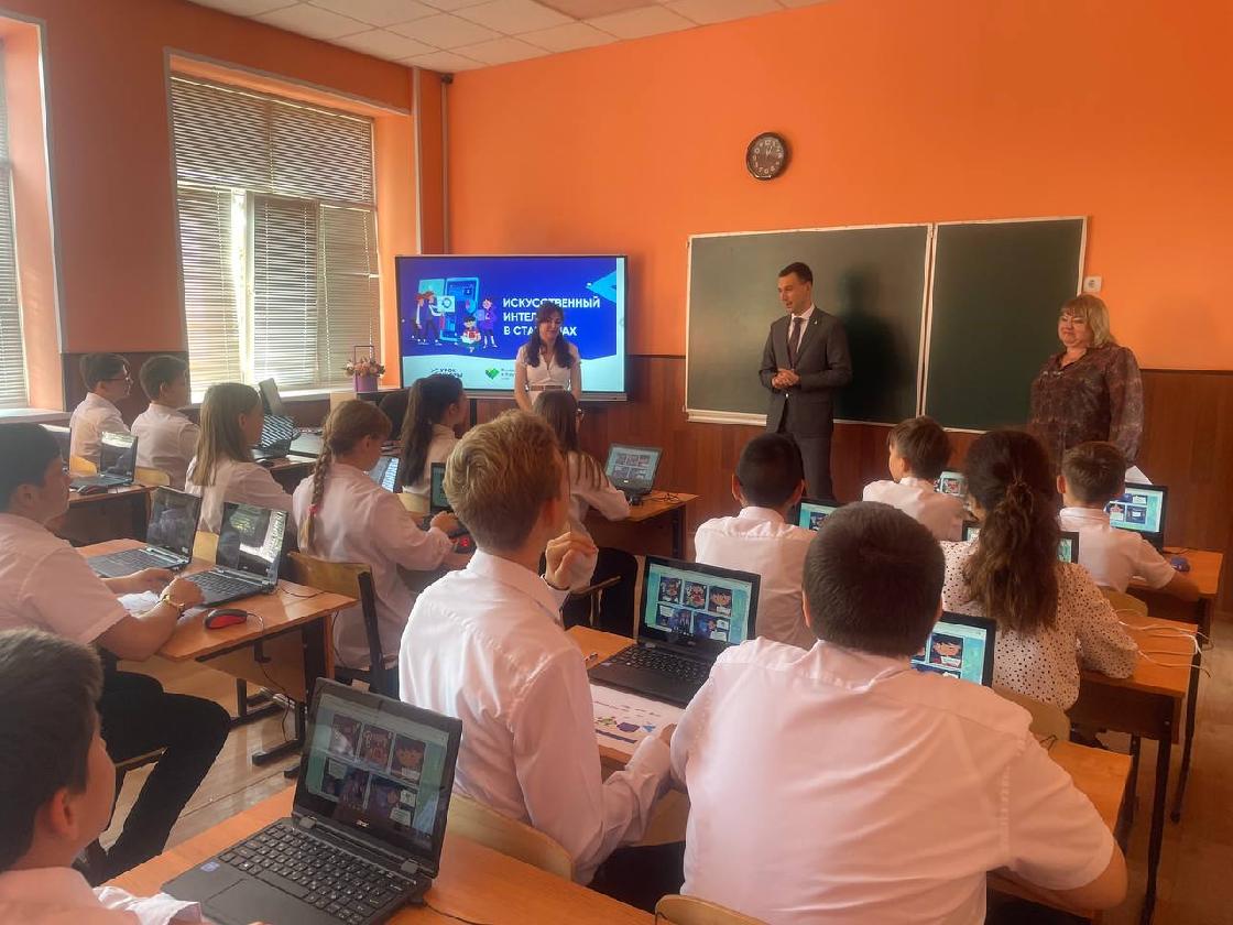 Алексей Набутовский принял участие в «Уроке цифры» в астраханской школе имени А.С. Пушкина