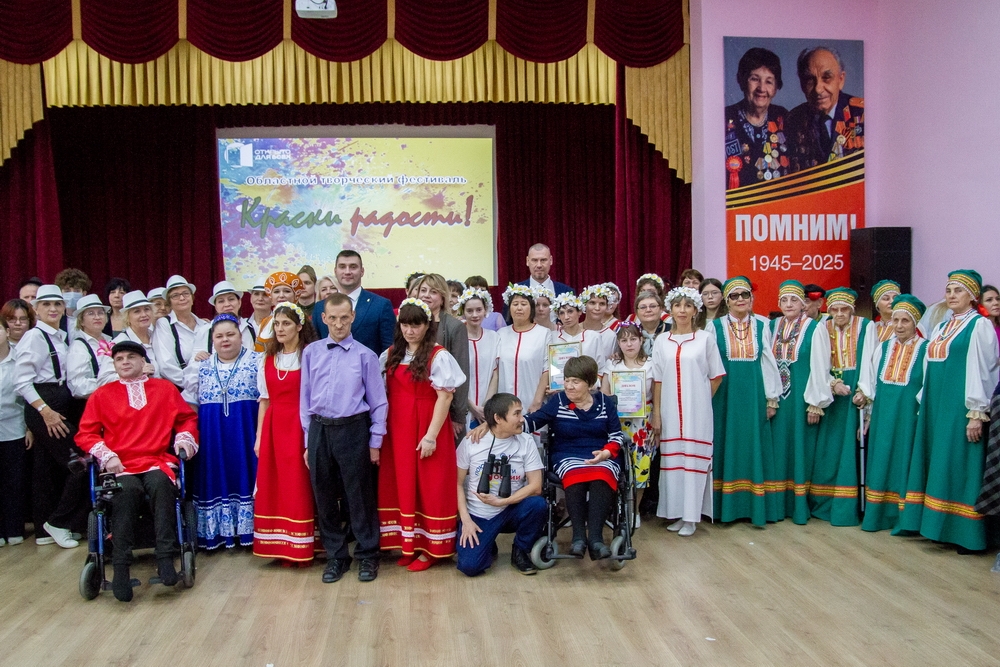 В Астрахани прошёл фестиваль «Краски радости» для людей с ОВЗ