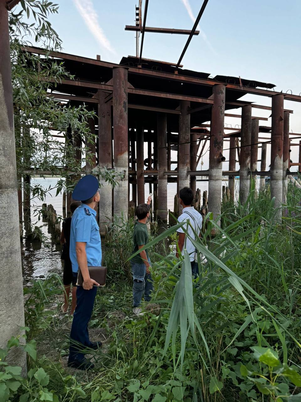 14-летняя девочка упала с высоты у причала в Астрахани