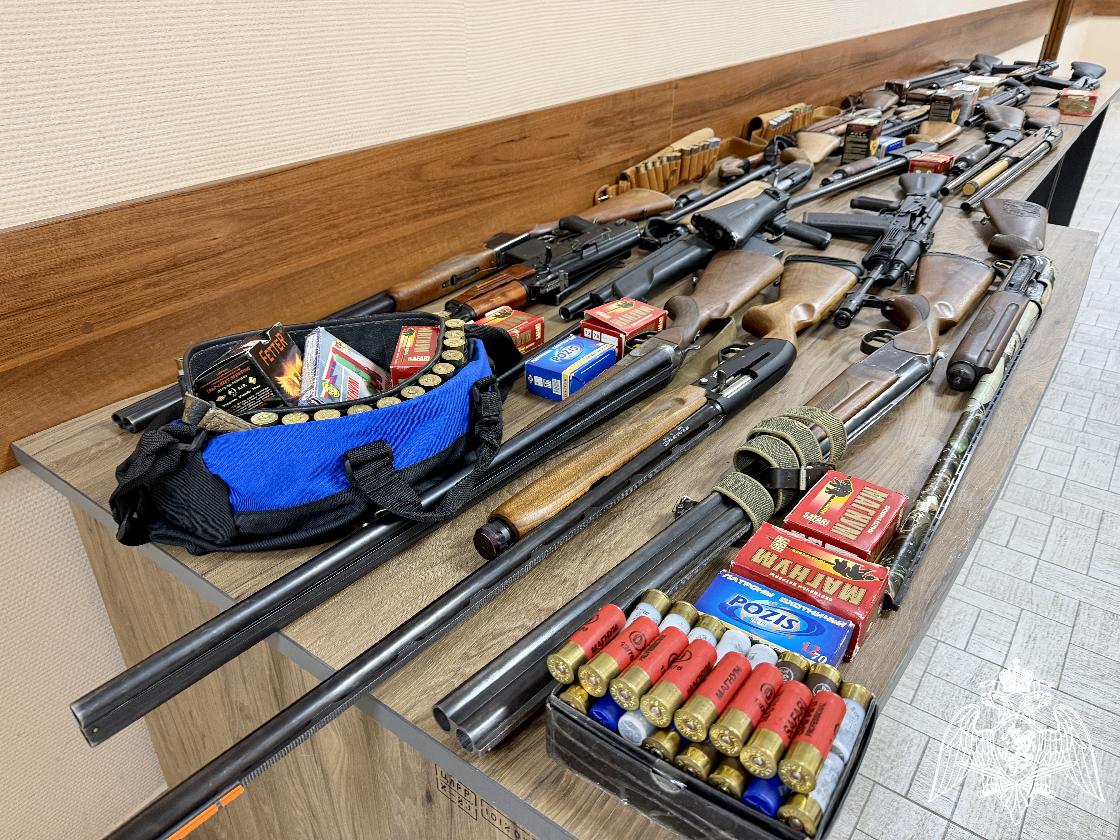 Росгвардейцы из Астрахани передали 35 единиц оружия в зону СВО