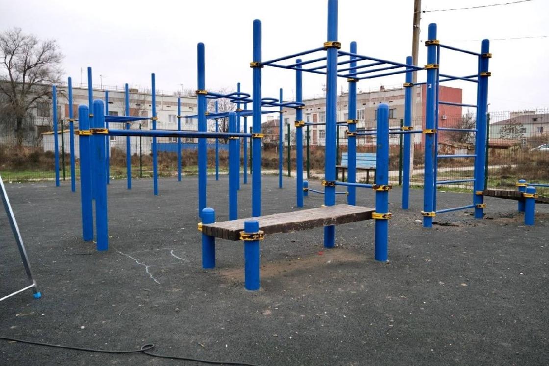 В Астраханской области продолжаются работы по ремонту детских игровых площадок