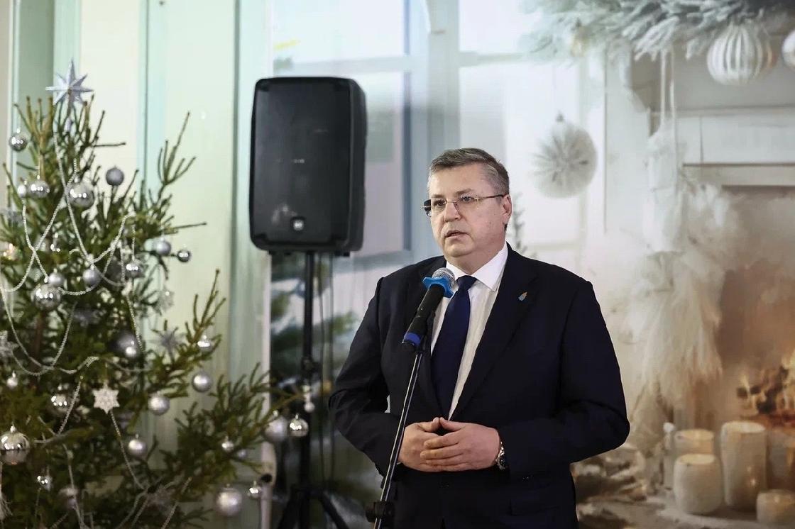 Вице-губернатор Астраханской области поздравил военнослужащих и медиков с Новым годом