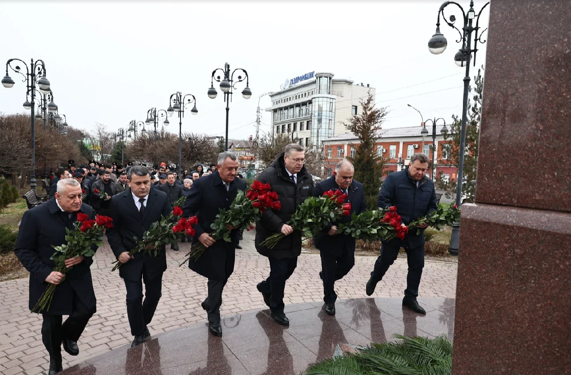 В день памяти Гейдара Алиева в Астрахани возложили цветы к его памятнику