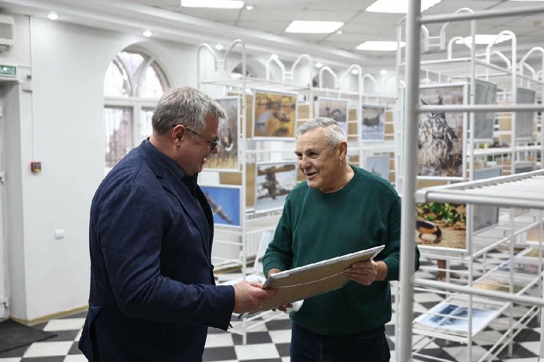 Губернатор Игорь Бабушкин посетил выставку астраханского фотографа