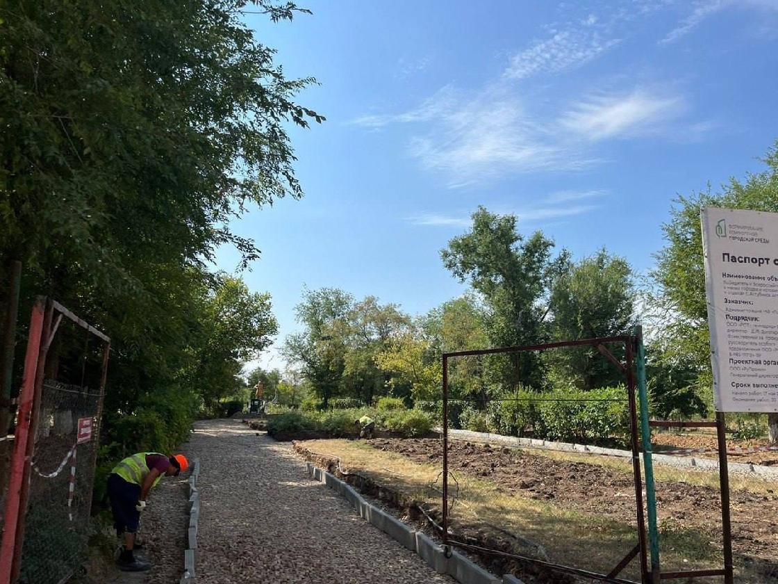 В Астраханской области продолжается благоустройство парка «Лётный»