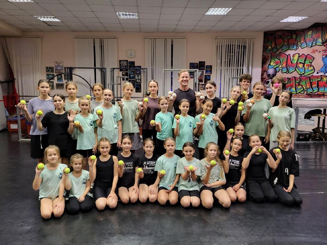 Известный российский жонглёр провёл мастер-класс для творческой молодёжи