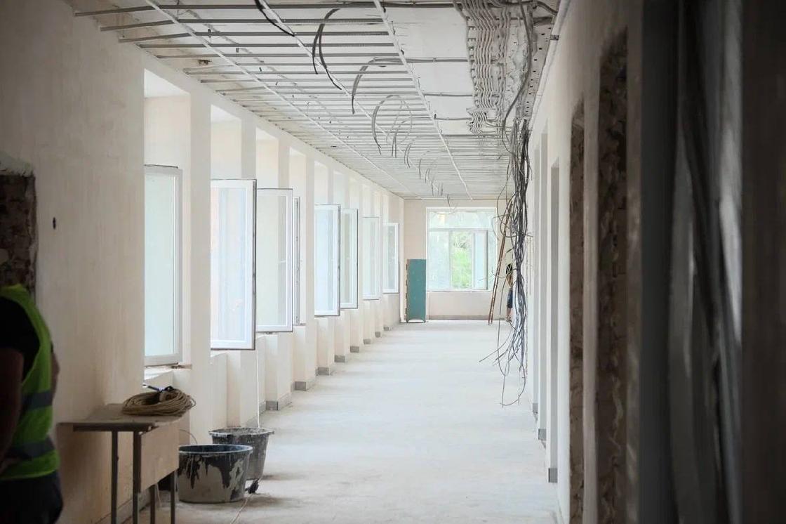 В рамках нацпроектов «Семья» и «Молодежь и дети» в Астраханской области ремонтируют учреждения образования