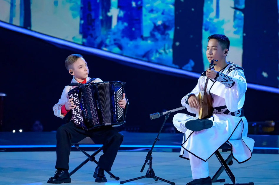 13-летний астраханец аккомпанировал Пелагее на конкурсе «Синяя птица»