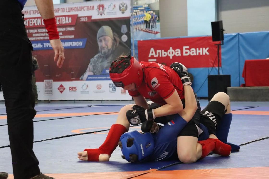 В Астрахани в честь бойцов СВО прошёл турнир по спортивной борьбе «Герои Отечества»