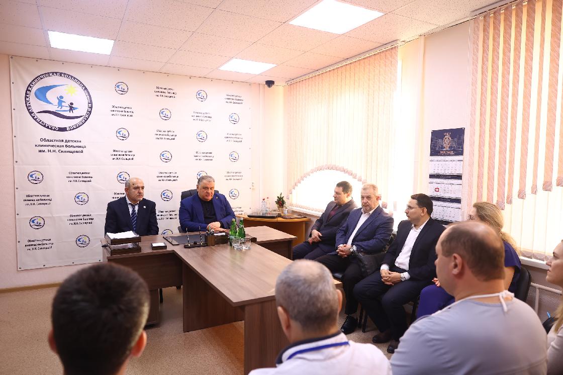 Николай Дайхес посетил детскую больницу имени Силищевой в Астрахани