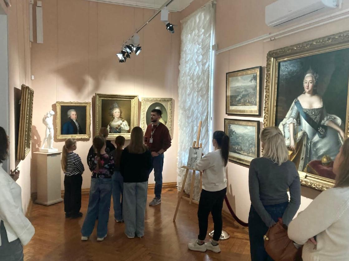 Астраханская картинная галерея провела День семьи в музее