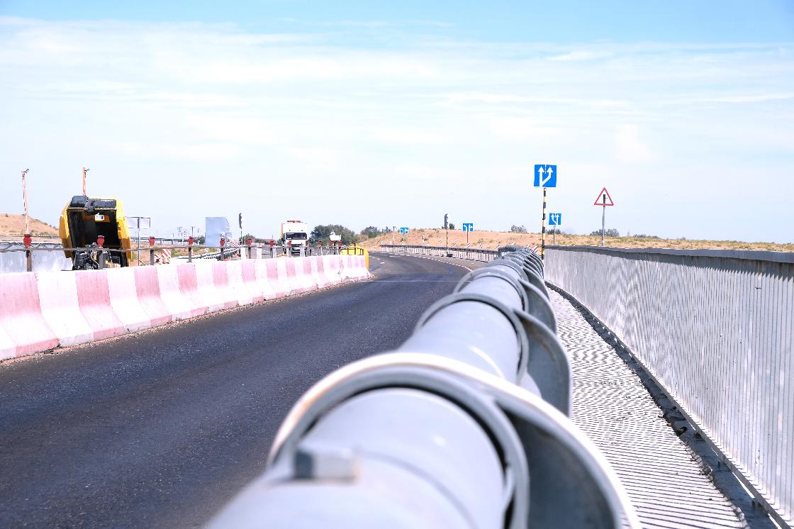 На федеральной трассе в Астраханской области обновляют два мостовых сооружения
