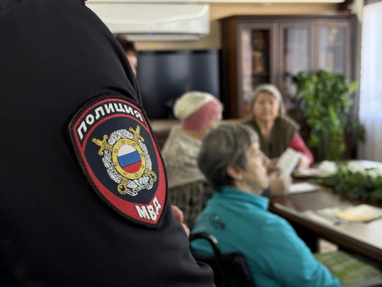 Астраханские стражи порядка продолжают профилактическую работу с населением