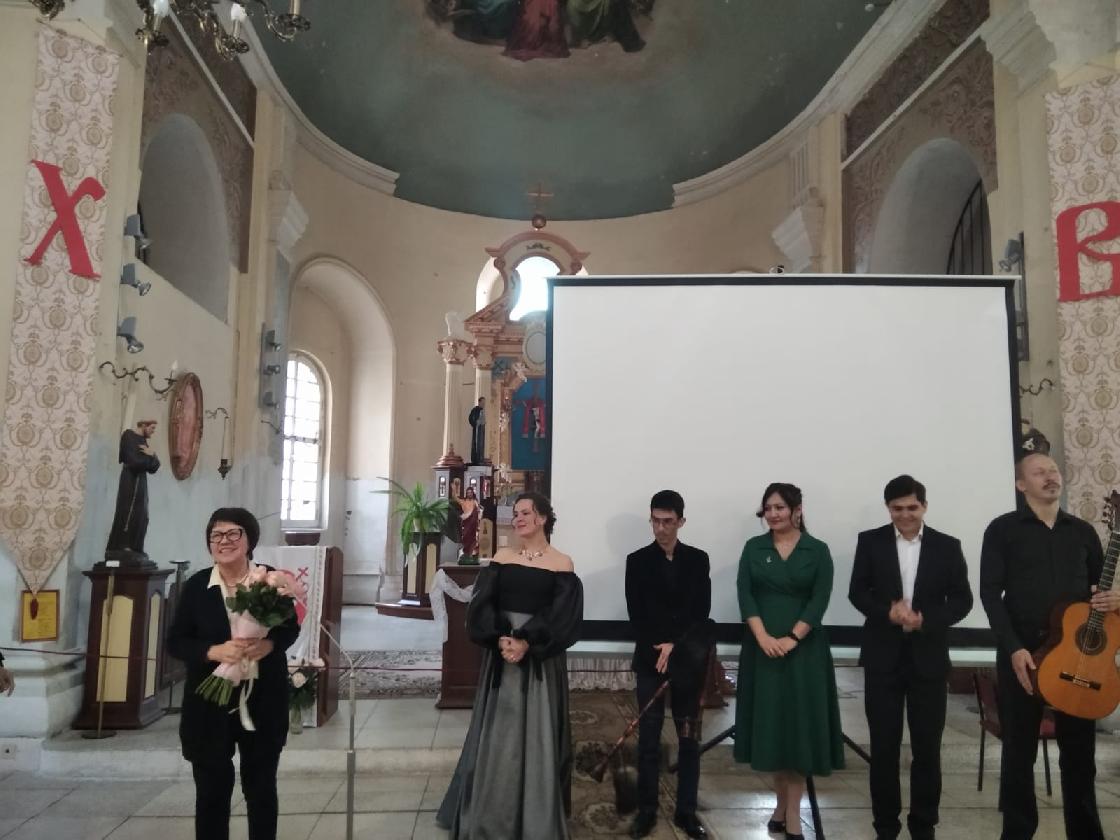 С участием короля инструментов музыканты и певцы дали концерт для журналистов 