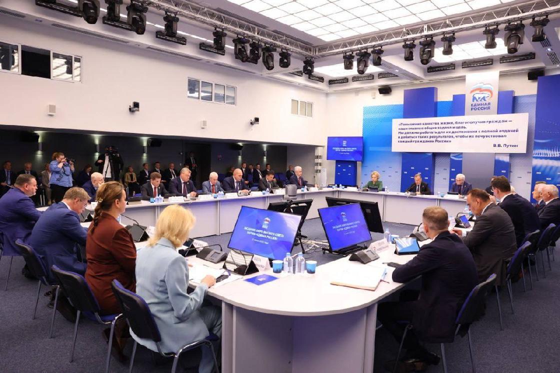 Астраханский губернатор Игорь Бабушкин выступил с докладом на заседании с Дмитрием Медведевым