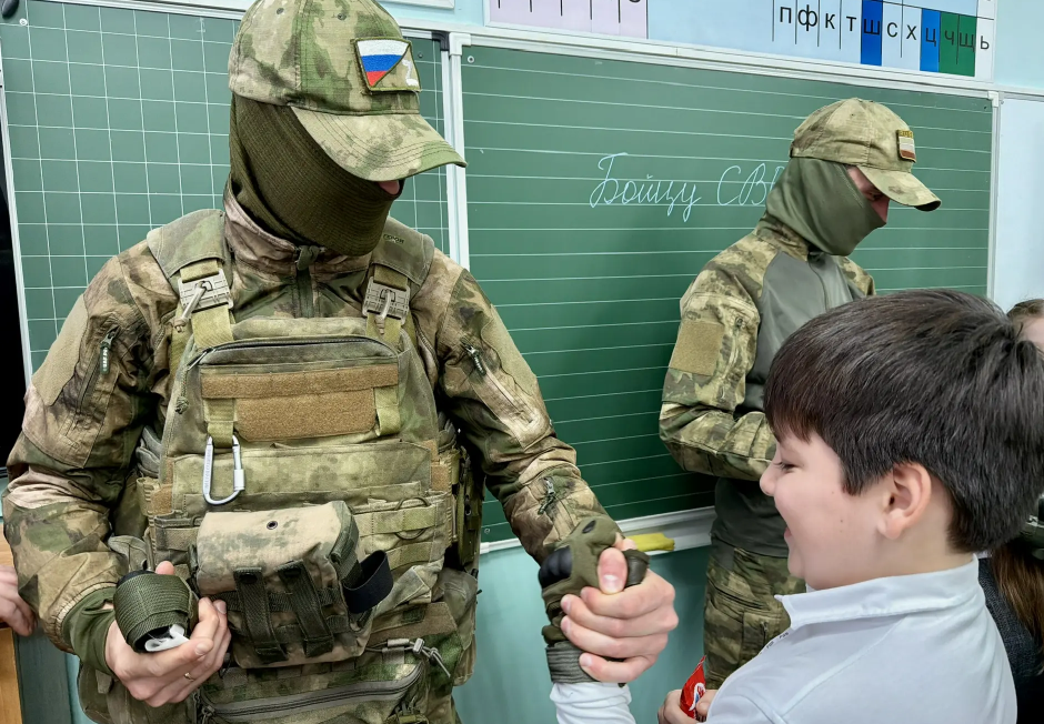 Маленькие астраханцы поздравляют с Днём героев Отечества росгвардейцев — участников СВО