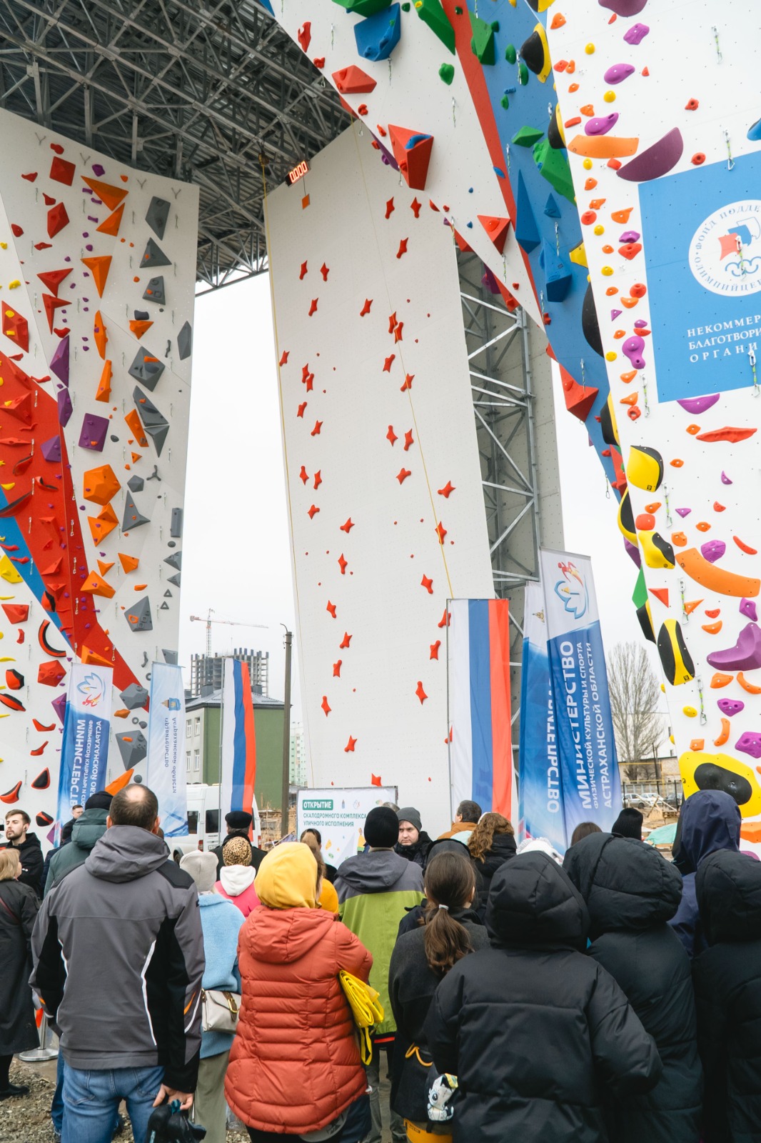 В Астрахани открыли скалодром на открытом воздухе