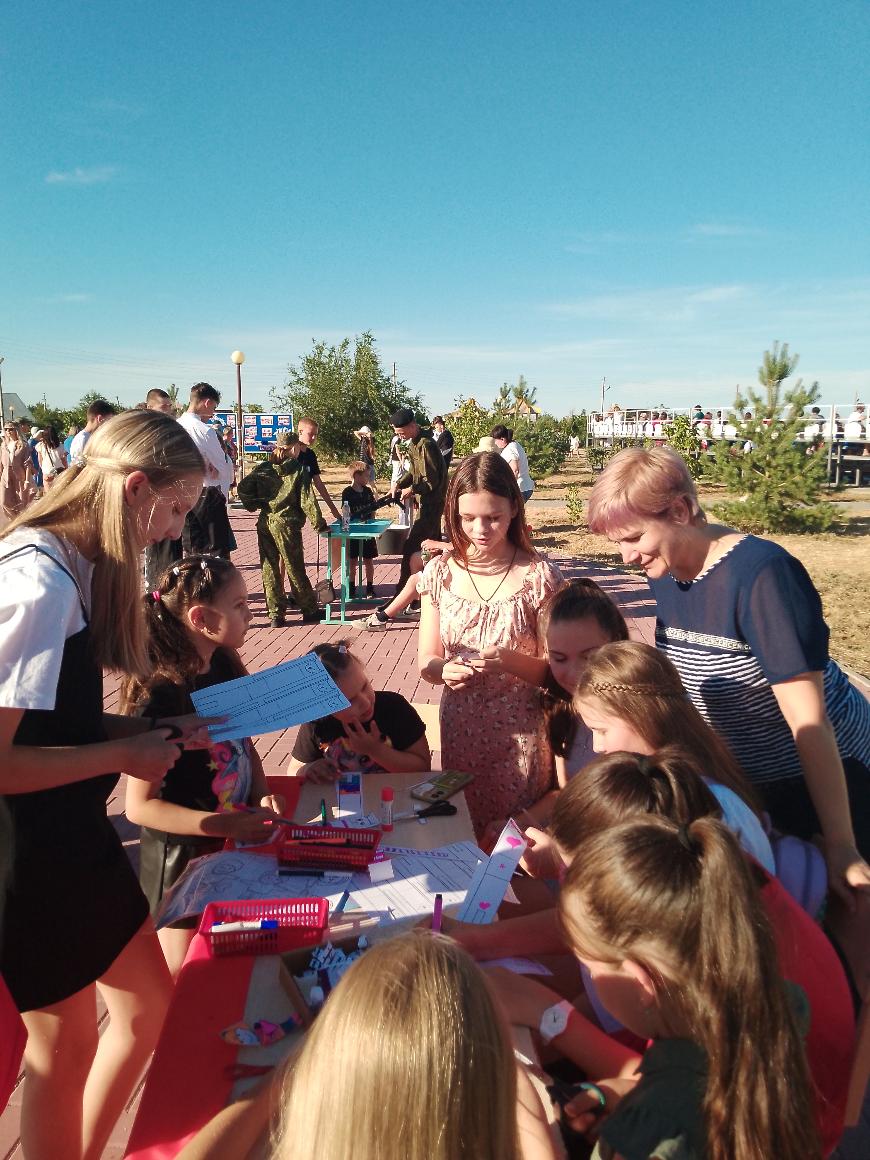 В честь Дня молодежи многие жители Черноярского района собрались в Парке культуры и отдыха