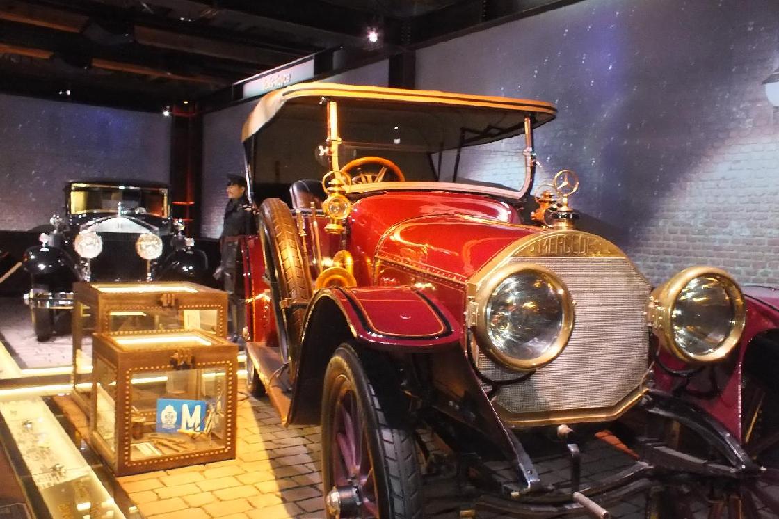 Экскурсия по музею автомобилей первых лиц страны