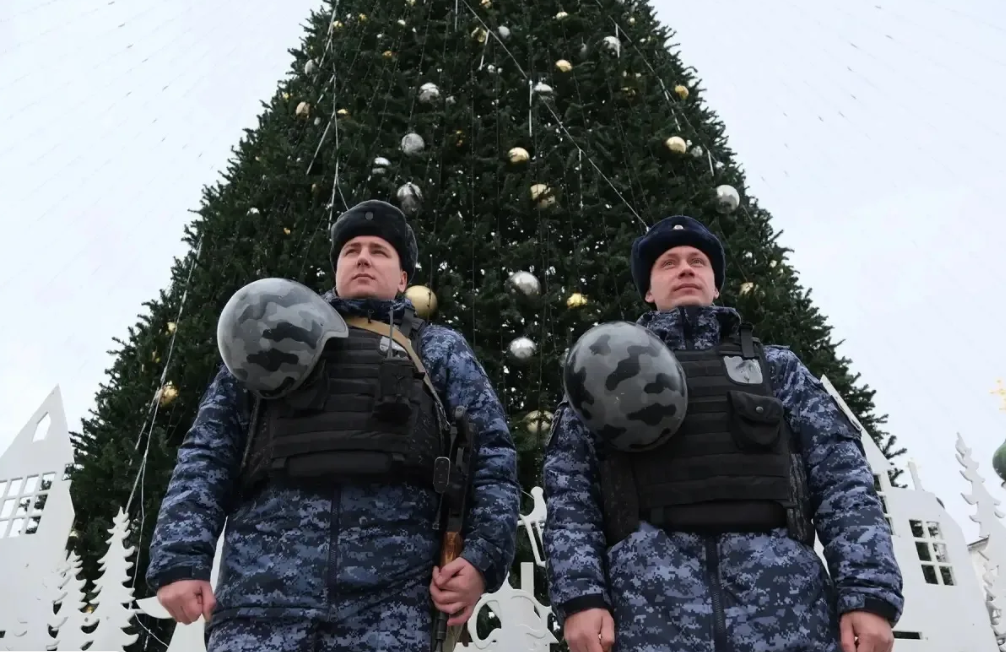 Сотрудники вневедомственной охраны Росгвардии рассказали астраханцам о мерах безопасности в новогодние праздники