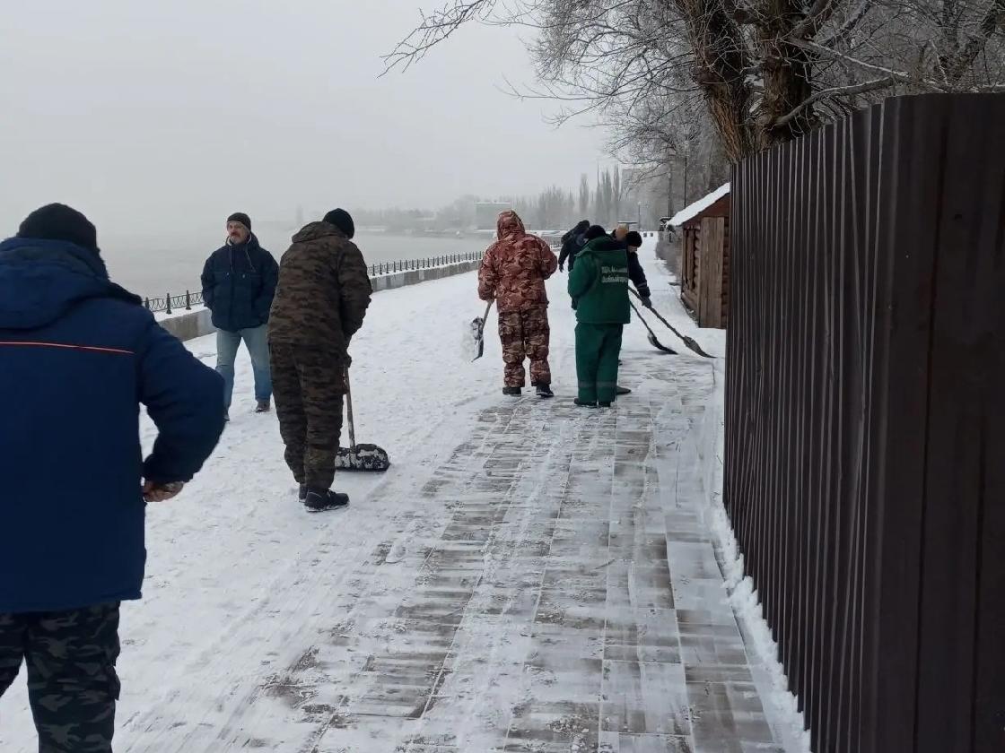 В Астрахани обрабатывают дороги противогололедной смесью