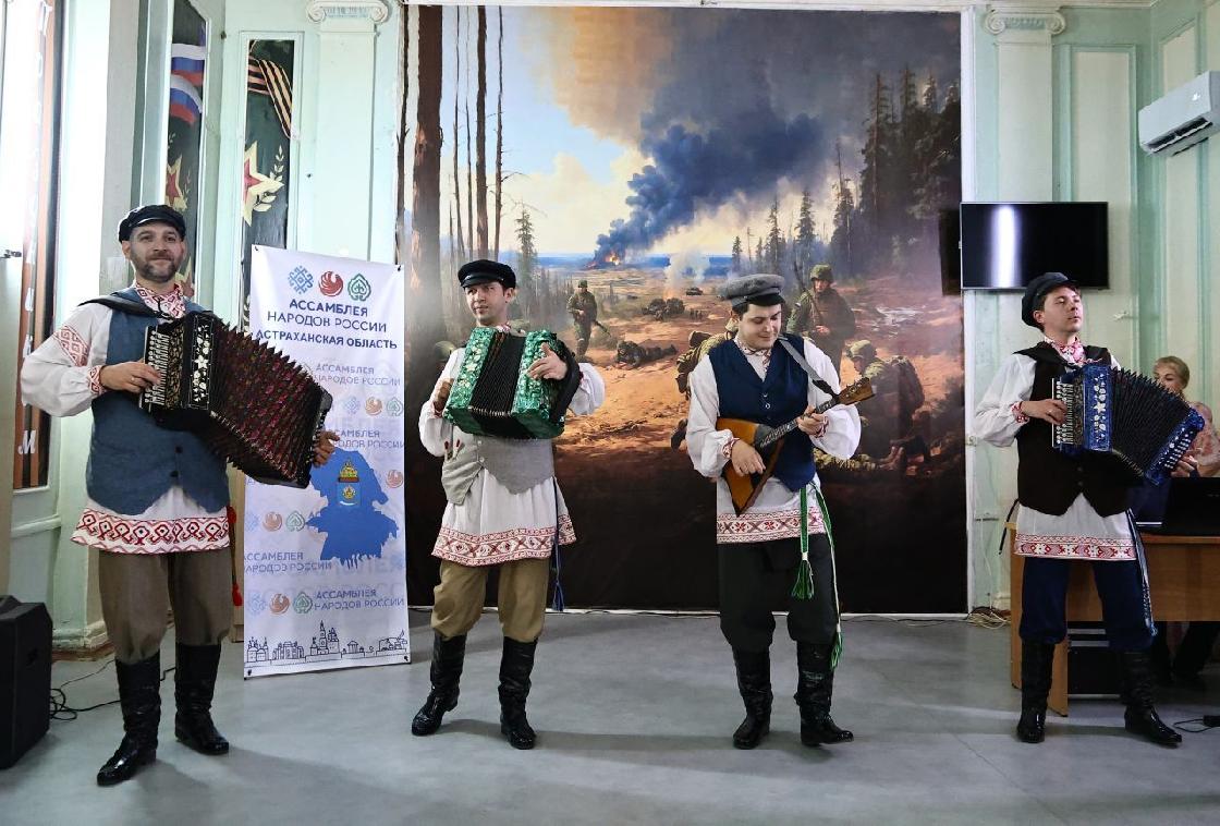 Артисты творческих коллективов Областного научно-методического центра народной культуры вновь выступили перед военнослужащими 