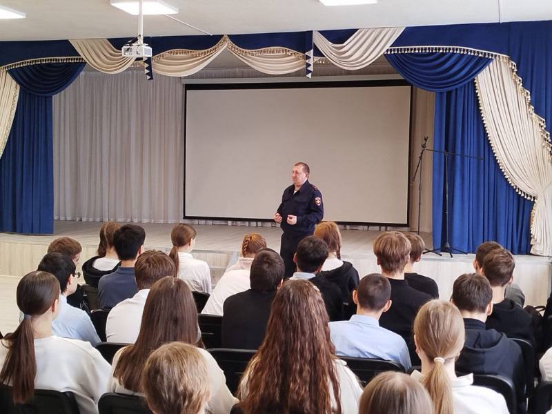 Астраханцев предупреждают о вовлечении подростков в преступные схемы