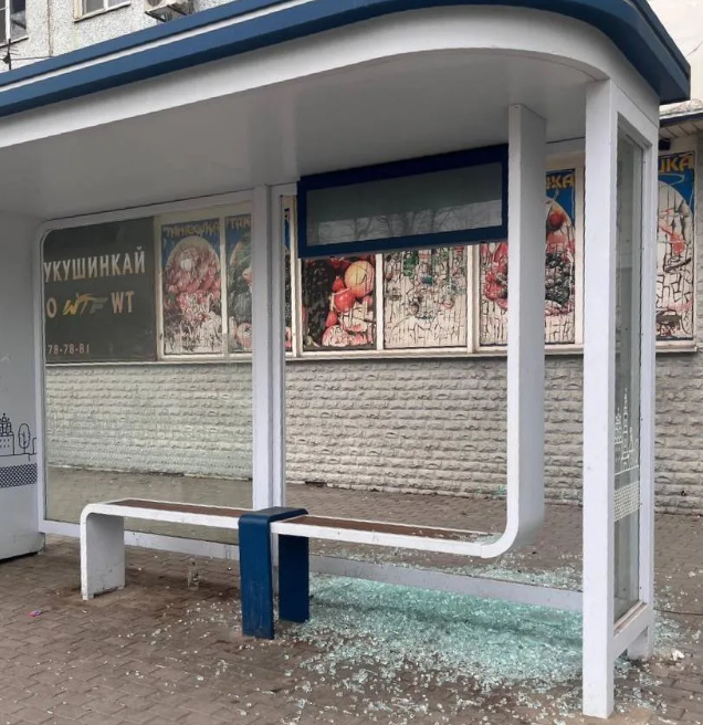 В Астрахани полиция нашла юных горожанок, разбивших остановку