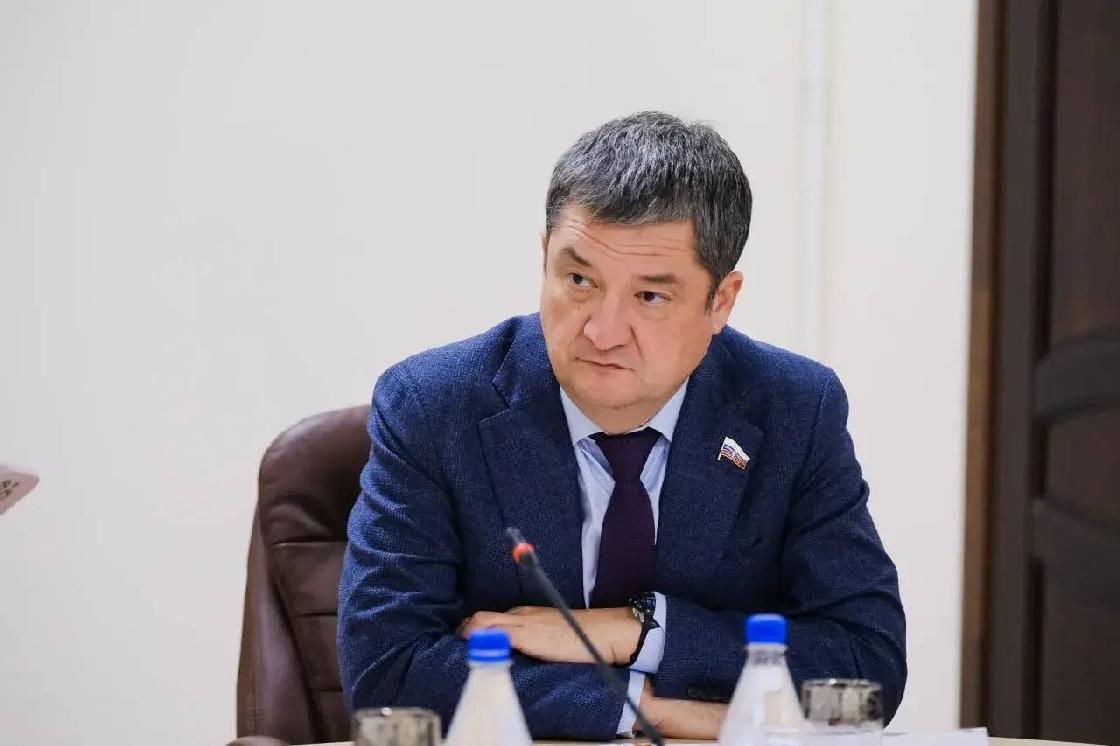 Депутат Госдумы обеспечил астраханца инвалидным креслом