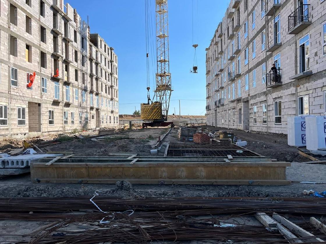 В Астраханской области продолжается строительство домов для переселенцев из аварийного жилья