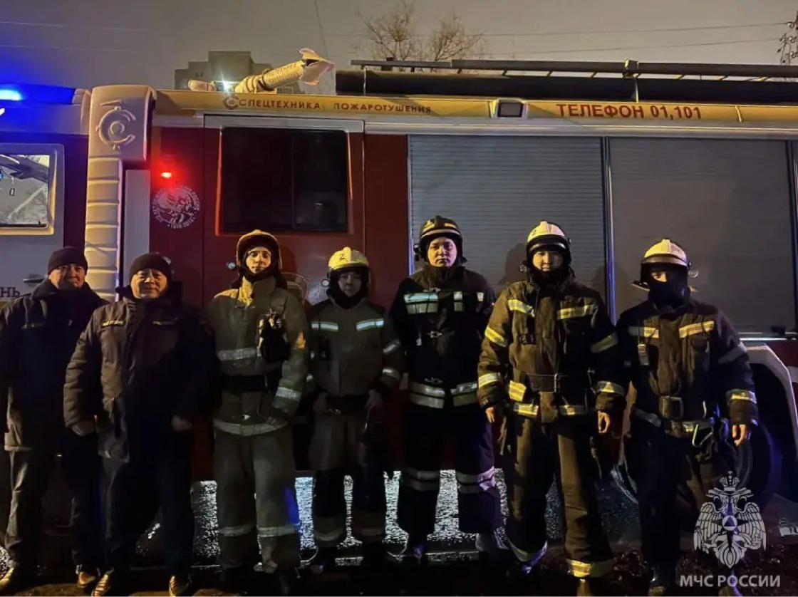 Астраханские пожарные спасли девушку и её кота из горящей квартиры