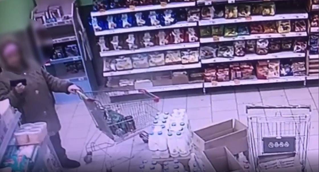 В Ахтубинске пенсионерка «засветилась» на камере магазина в момент кражи смартфона продавца