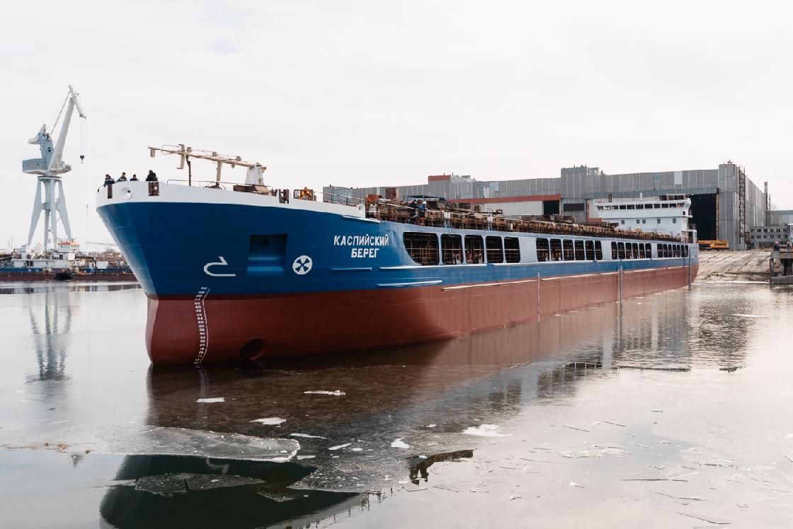 Астраханская верфь вывела на испытания сухогруз «Каспийский берег» и передала заказчику новый земснаряд