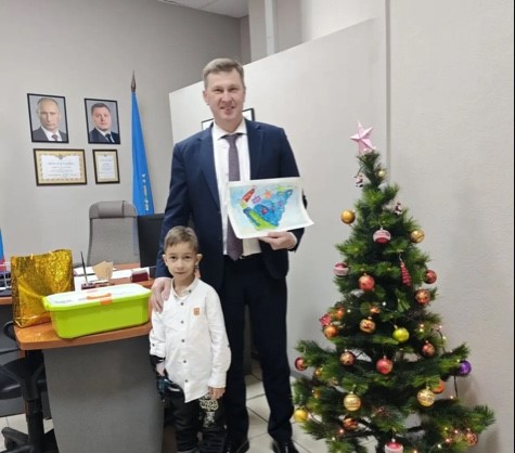 Руководитель службы по тарифам региона вручил электронный конструктор пятилетнему астраханцу