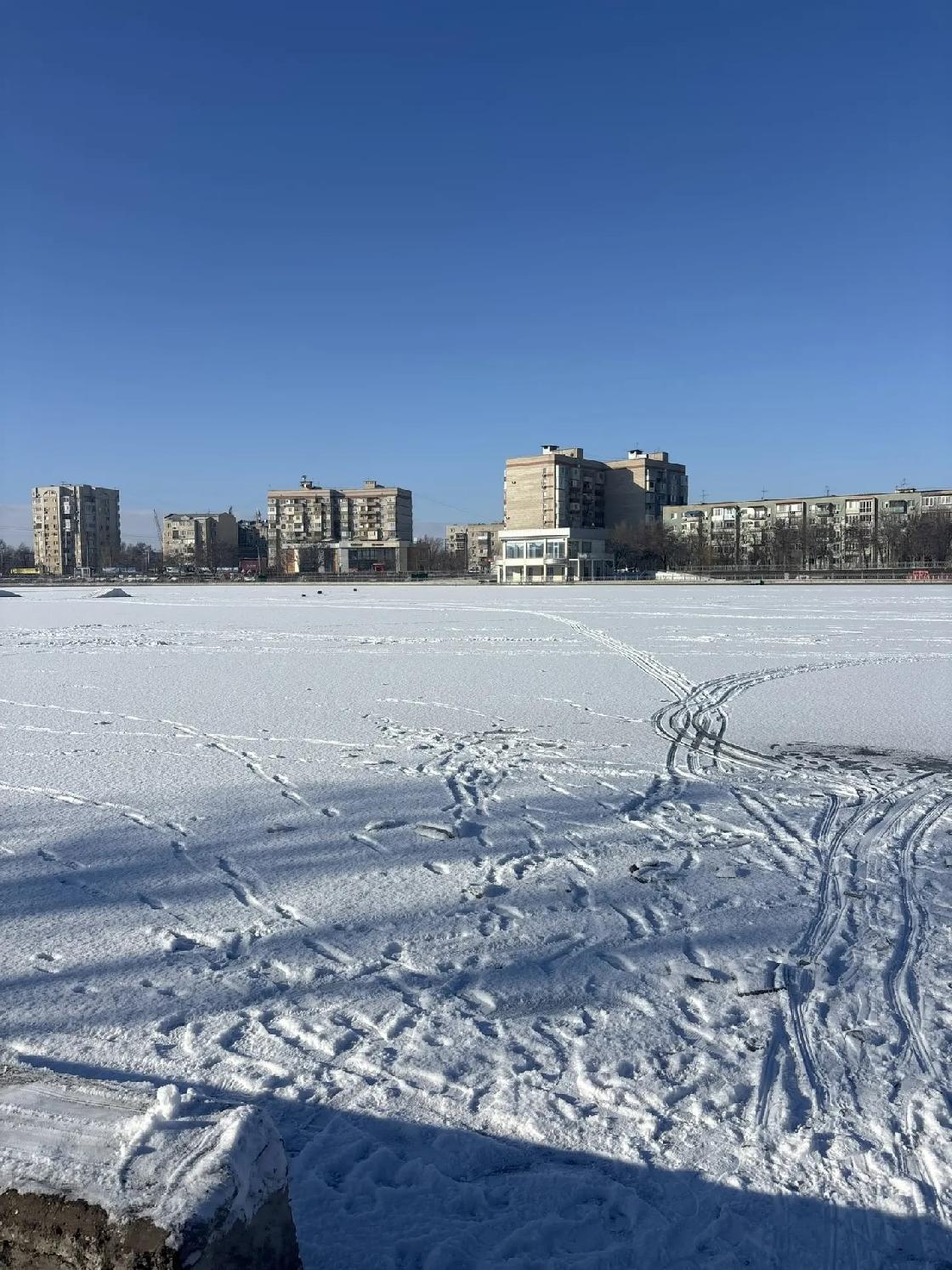 В Астрахани спасатели увели с небезопасного льда группу людей