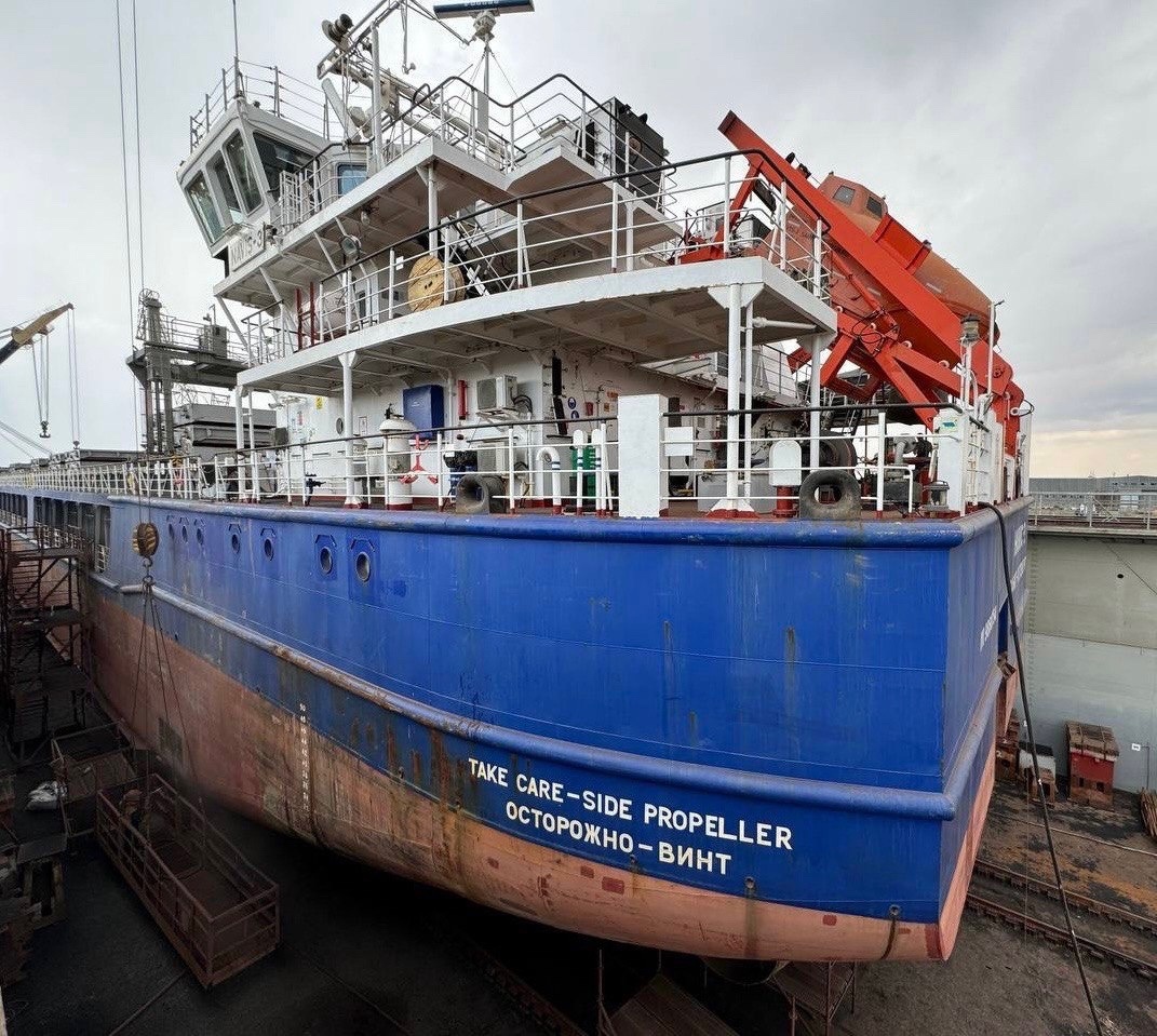 На астраханской верфи ОСК поднят в док многоцелевой сухогруз