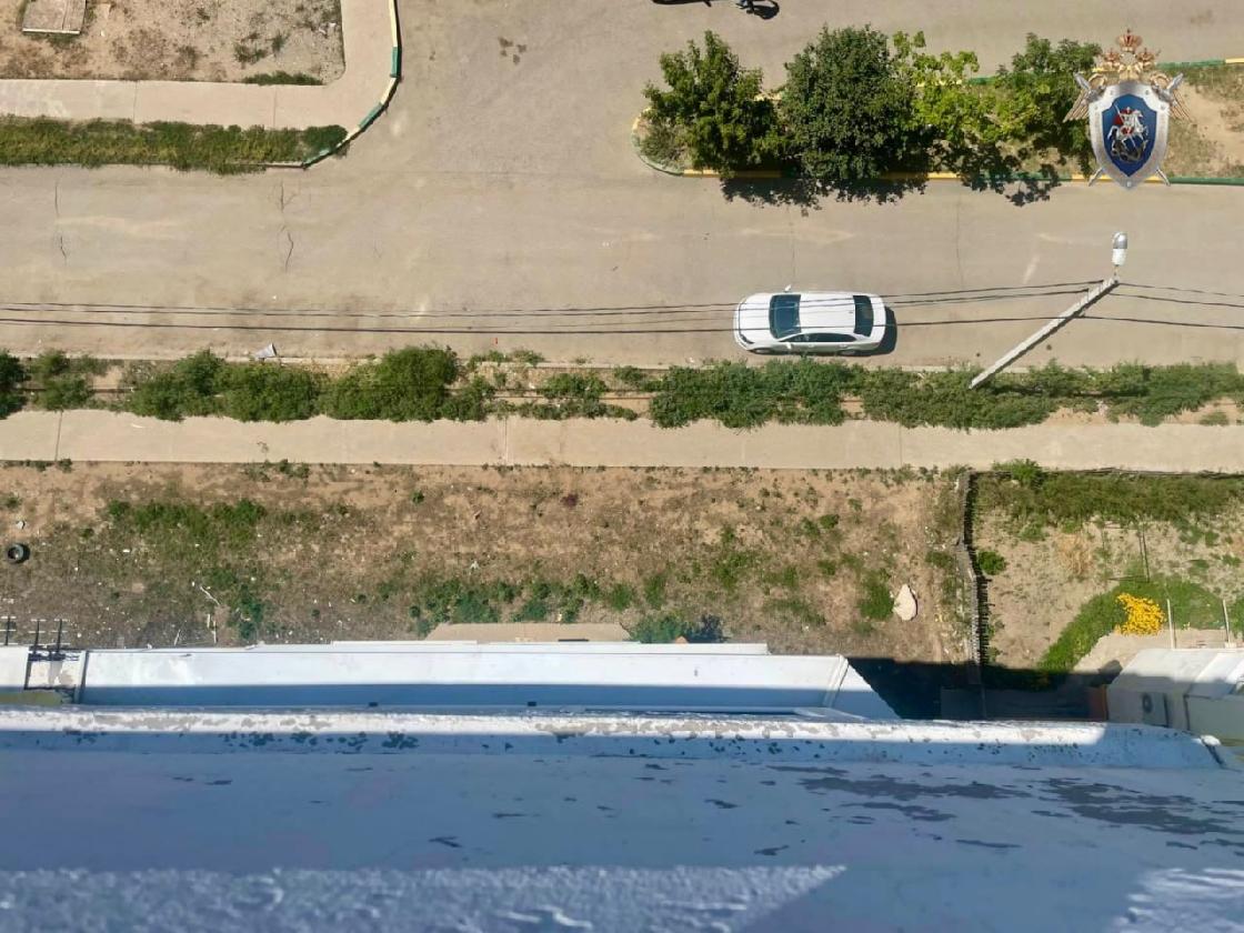 Астраханца, столкнувшего знакомого с балкона 9 этажа, ждет суд