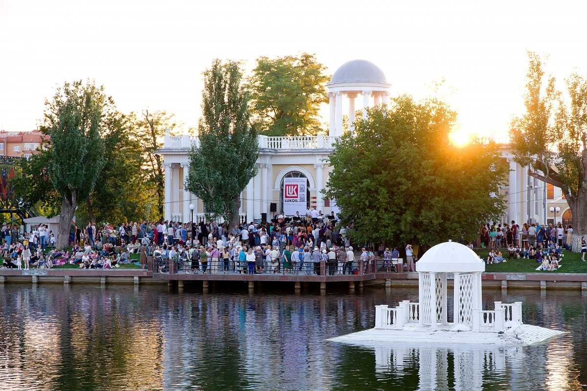 Астраханцев приглашают послушать живую музыку у Лебединого озера